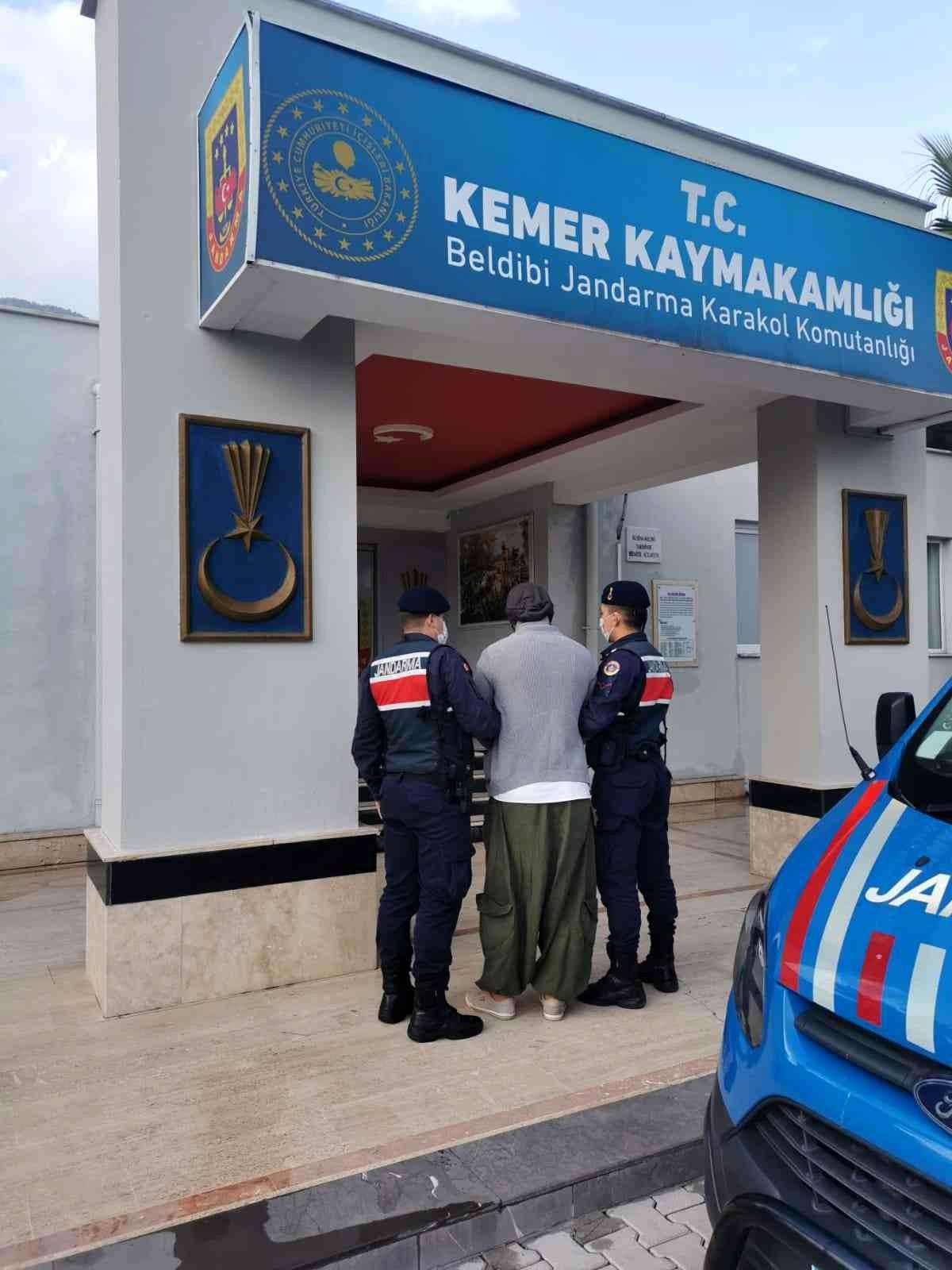 Kemer\'de 14 ayrı suçtan 4 yıl hapis cezası olan şahıs yakalandı