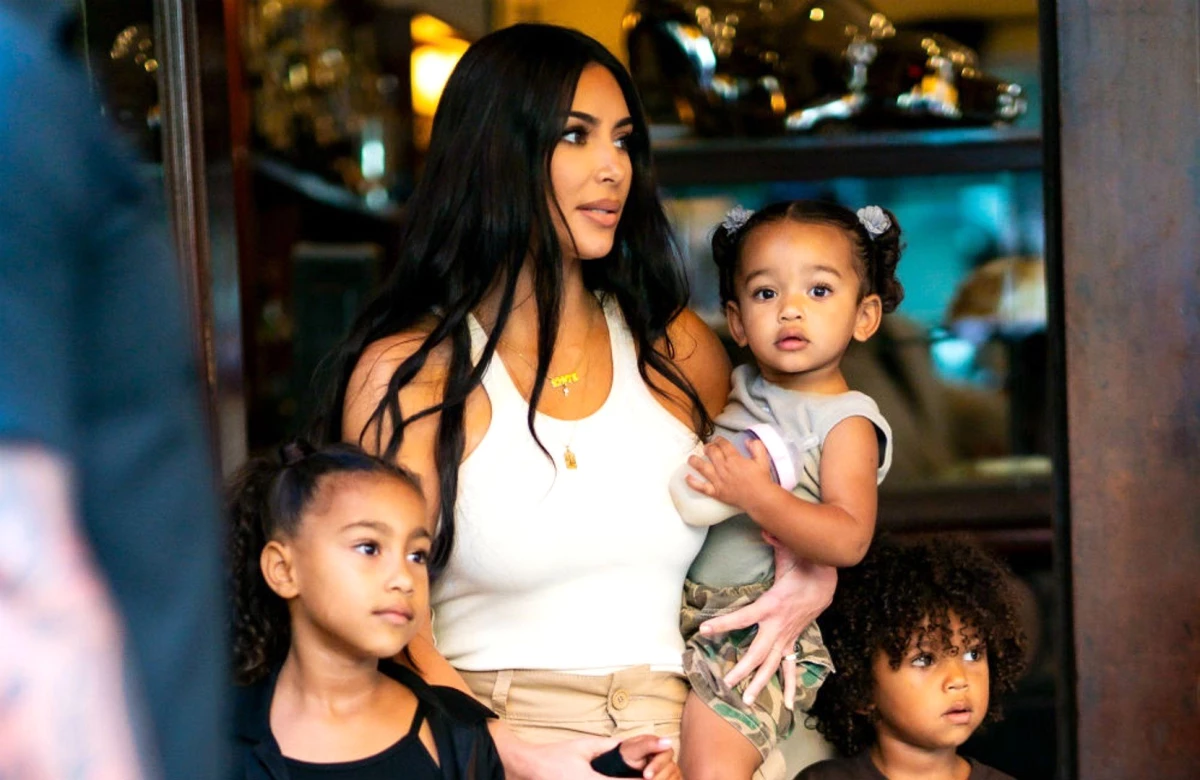 Kim Kardashian çocuklarını özel piyano konseriyle uyandırıyor