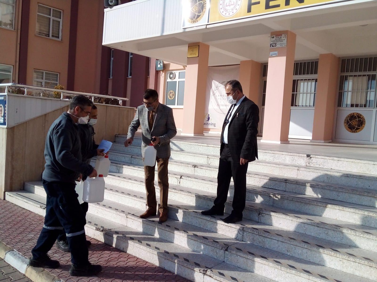 Kırıkkale Belediyesi okullara koruyucu özellikli bin ton el dezenfektan dağıttı