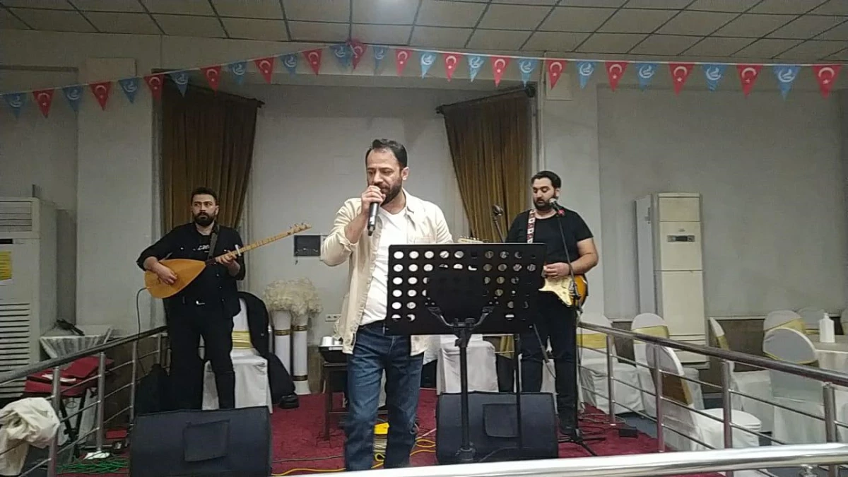 Kozan\'da konserde Emin Demir ve Atilla Yılmaz sahne aldı
