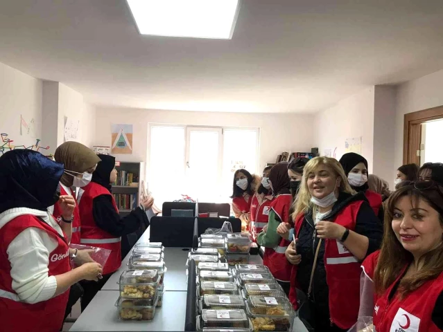 Kütahya Kızılay Şubesi'nden ihtiyaç sahibi ailelere gıda paketi
