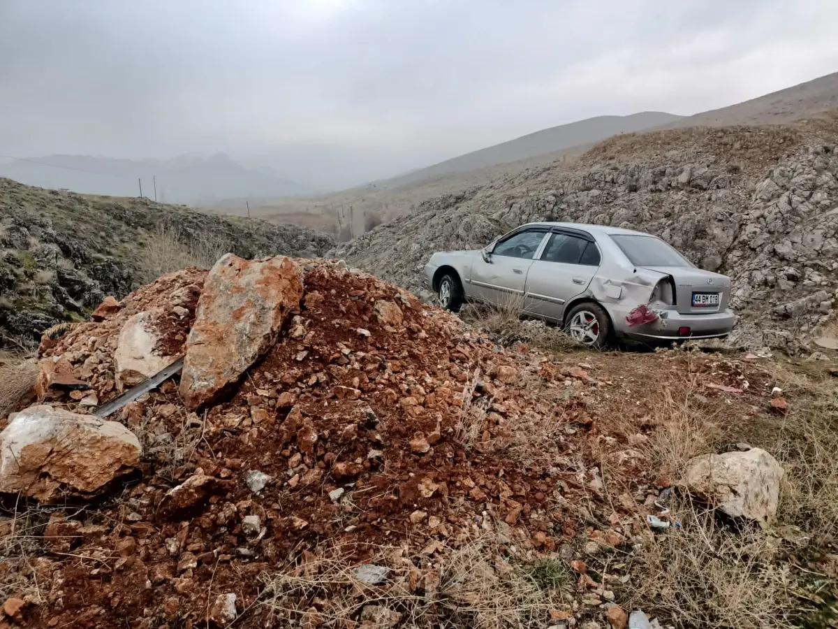 Malatya\'da yoldan çıkan otomobilin sürücüsü yaralandı