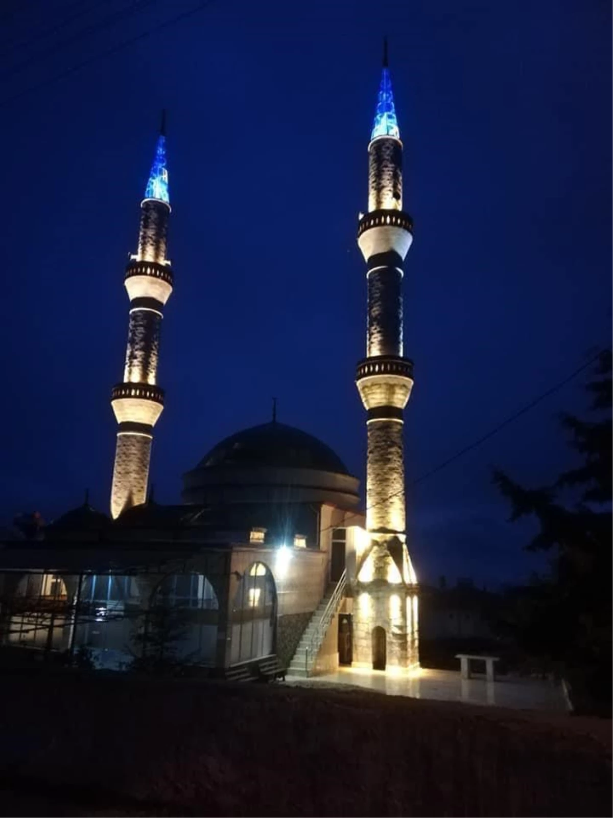Manisa Büyükşehir, bir camiyi daha aydınlattı