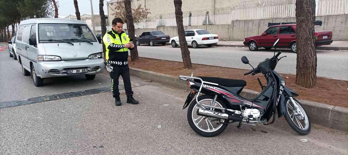 Midibüs ile motosiklet çarpıştı: 1 yaralı