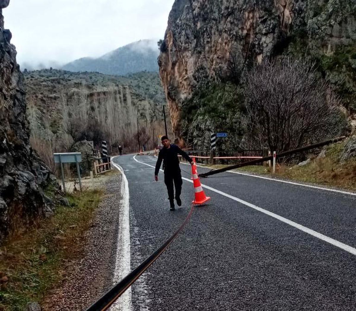Nallıhan\'da dağdan kopan taşlar elektrik direğini devirdi