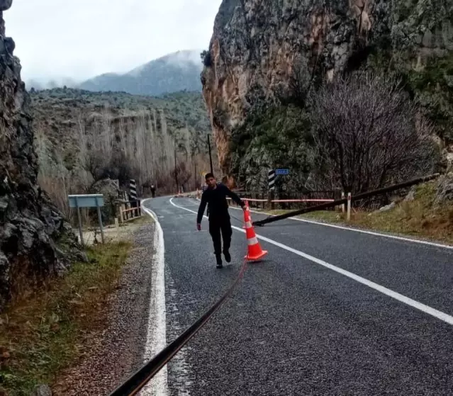 Nallıhan'da dağdan kopan taşlar elektrik direğini devirdi