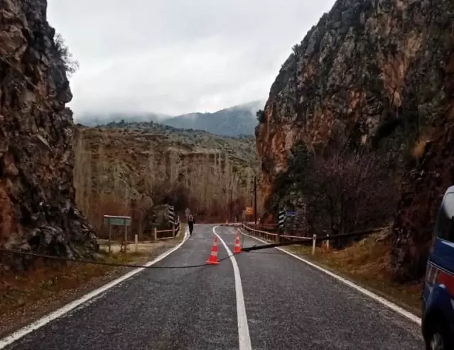 Nallıhan'da dağdan kopan taşlar elektrik direğini devirdi