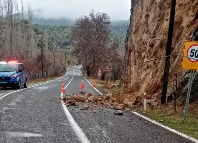 Nallıhan'da dağdan kopan taşlar elektrik direğini devirdi