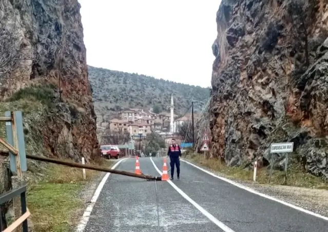 Nallıhan'da dağdan kopan taşlar elektrik direğini devirdi