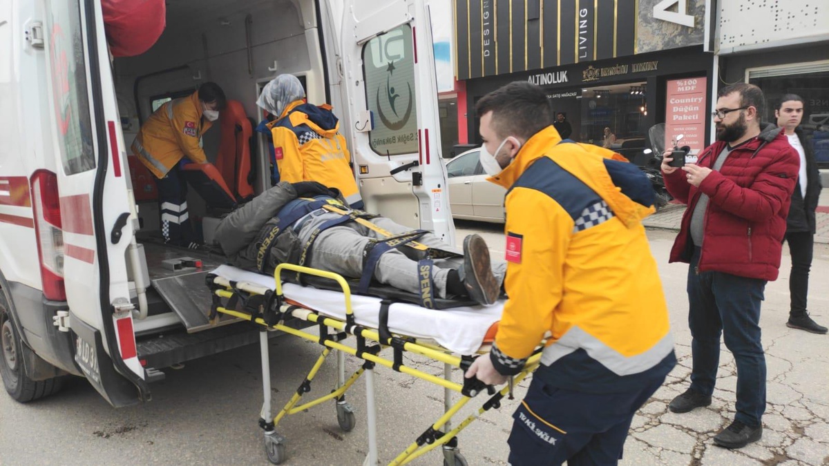 Son Dakika | Otomobile çarpmamak için manevra yapan motosiklet sürücüsünün yaralandığı kaza kamerada