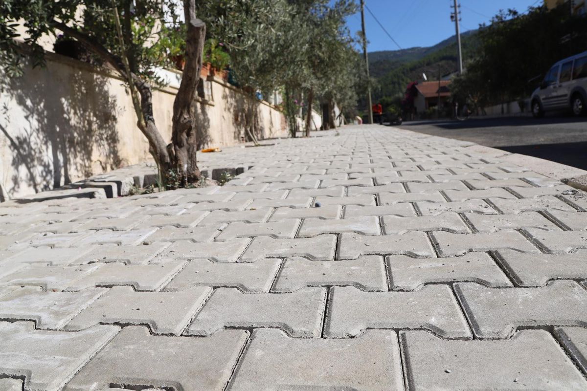 Özdere yeni kaldırımlara kavuştu