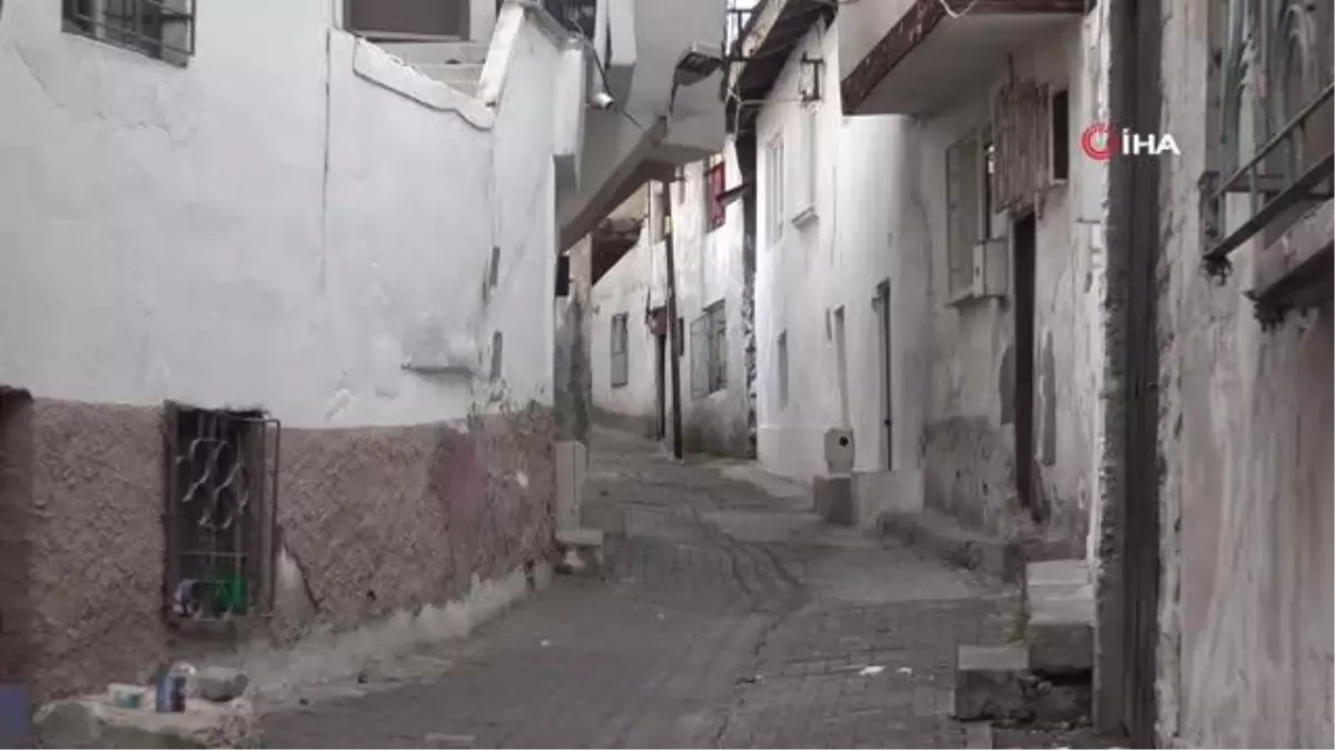 'Pisa Kulesi'ni andıran yamuk binalar tehlike saçıyor