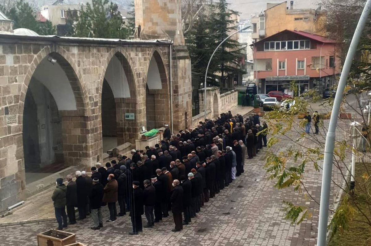 Sahte içkiden ölen emekli öğretmenin cenazesi defnedildi