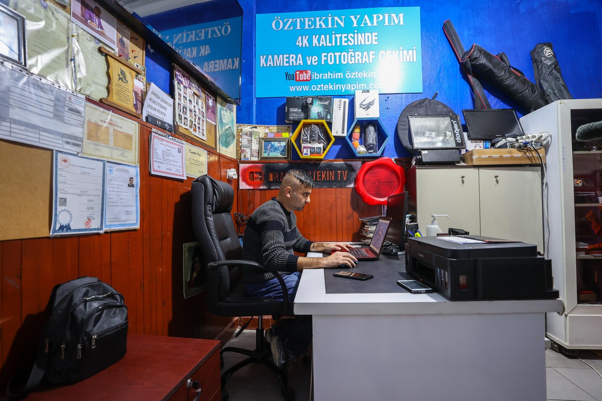 Sinema tutkunu esnafın cep telefonuyla çektiği film 3 salonda gösterildi