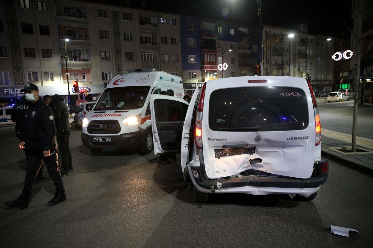 Son dakika: Sivas\'ta kaçan şüphelinin neden olduğu kazada 2\'si polis 4 kişi yaralandı