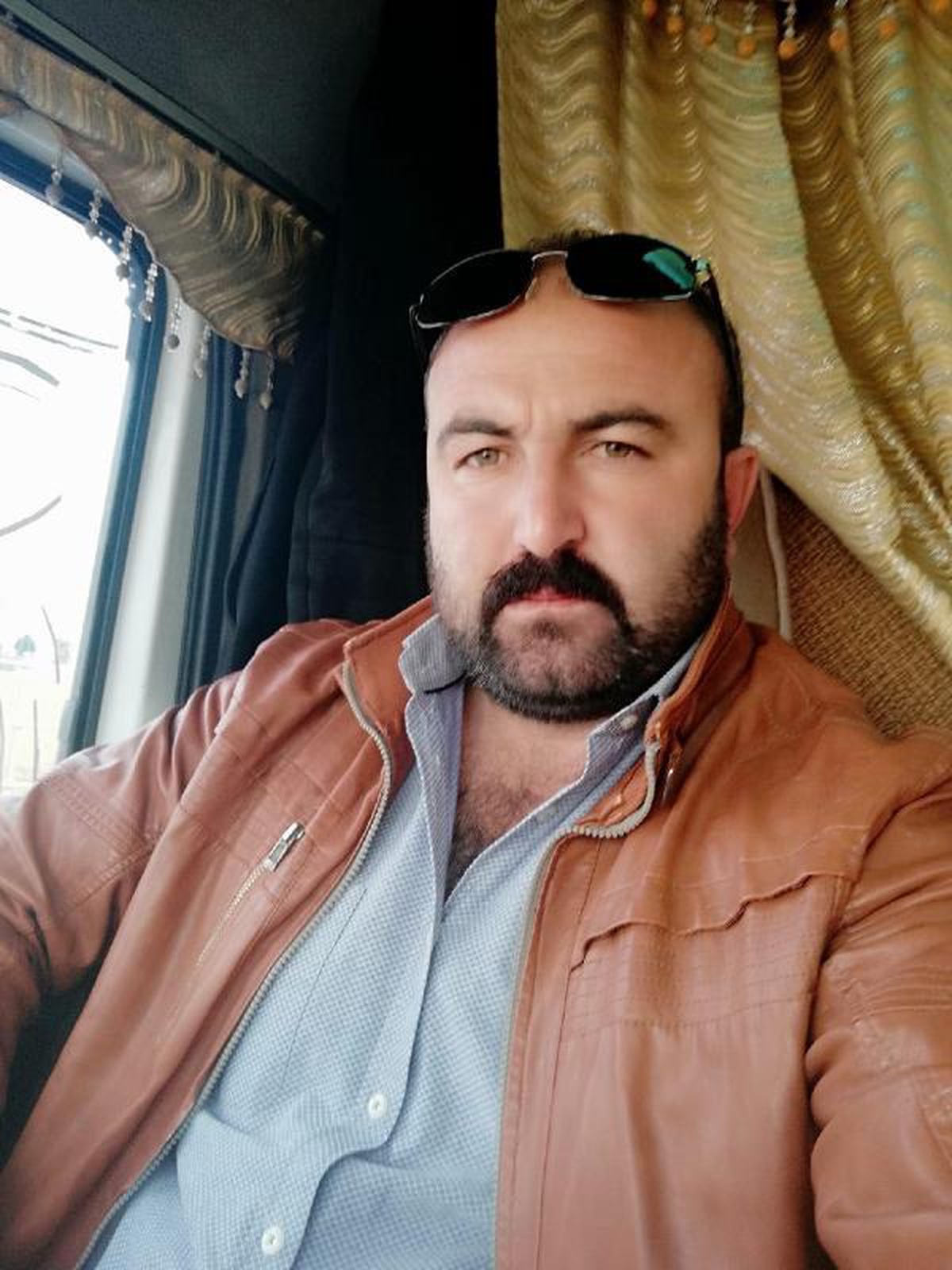 Tamir etmeye çalışırken kayan TIR\'ı ile duvar arasına sıkışan sürücü öldü