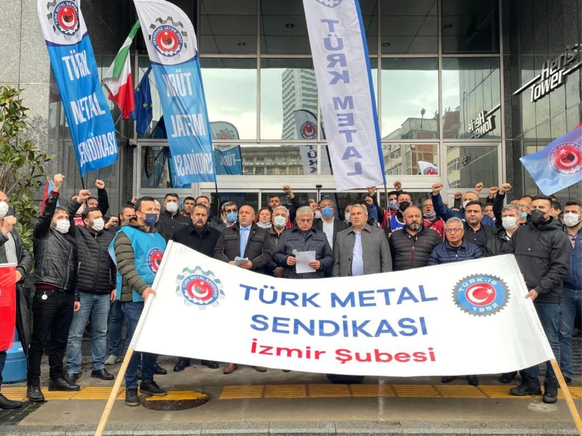 Türk Metal Sendikası üyeleri, uzlaşma sağlanamayan toplu sözleşme için basın açıklaması yaptı