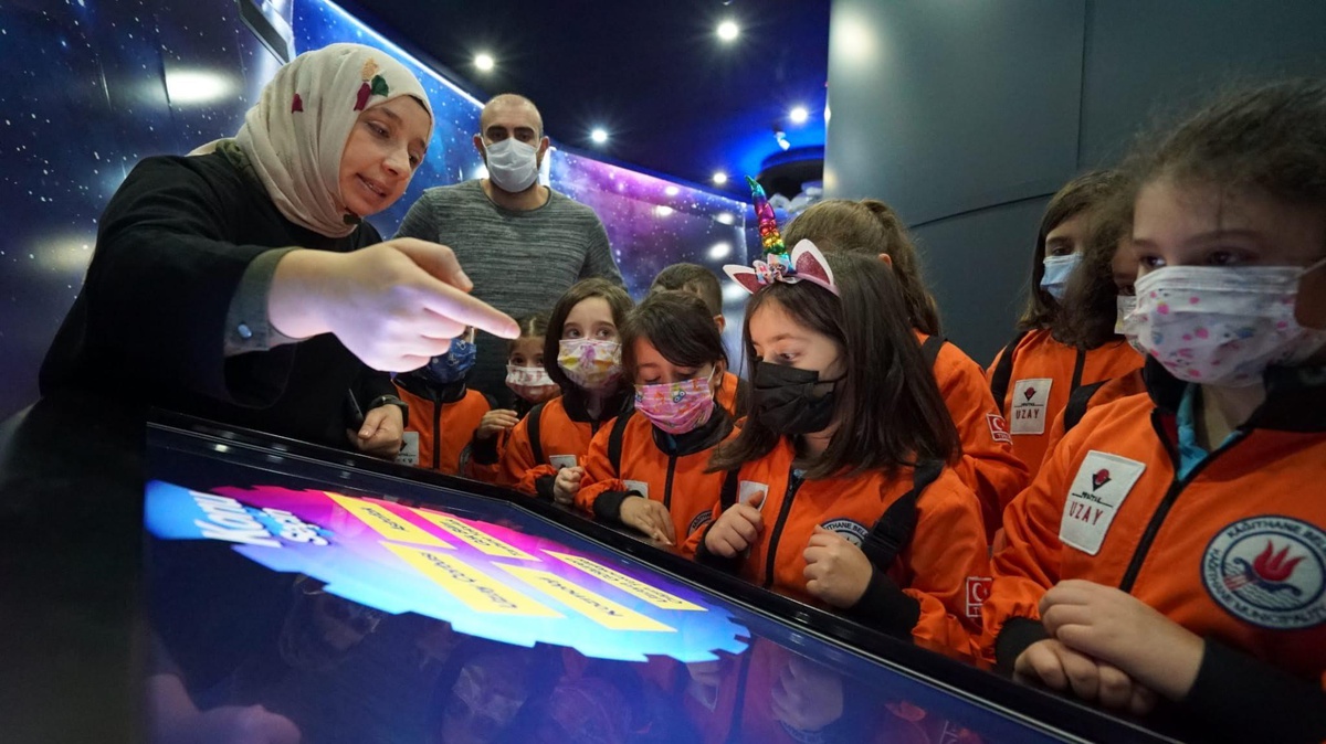 Uzay Evi\'nde çocuklar astronomi ve uzay bilimleri alanında temel eğitimler alıyor
