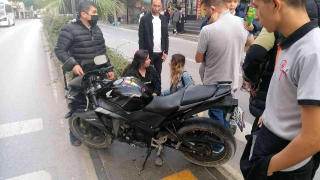 Yaya geçidinde motosikletin çarptığı hamile kadın yaralandı