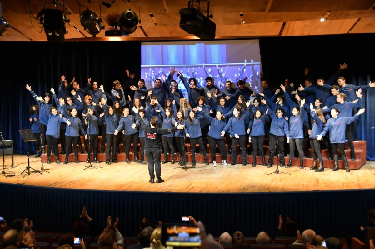 10 koro Narlıdere Atatürk Kültür Merkezi\'nde konser verdi