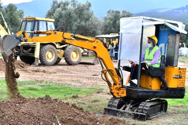 30 kadın, iş makinesi operatörü ve ağır vasıta şoförü olmak için ter döküyor