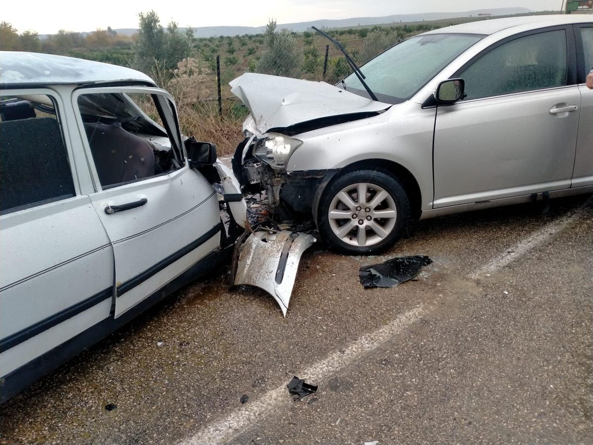 Adana\'da çarpışan iki otomobilin sürücüleri yaralandı