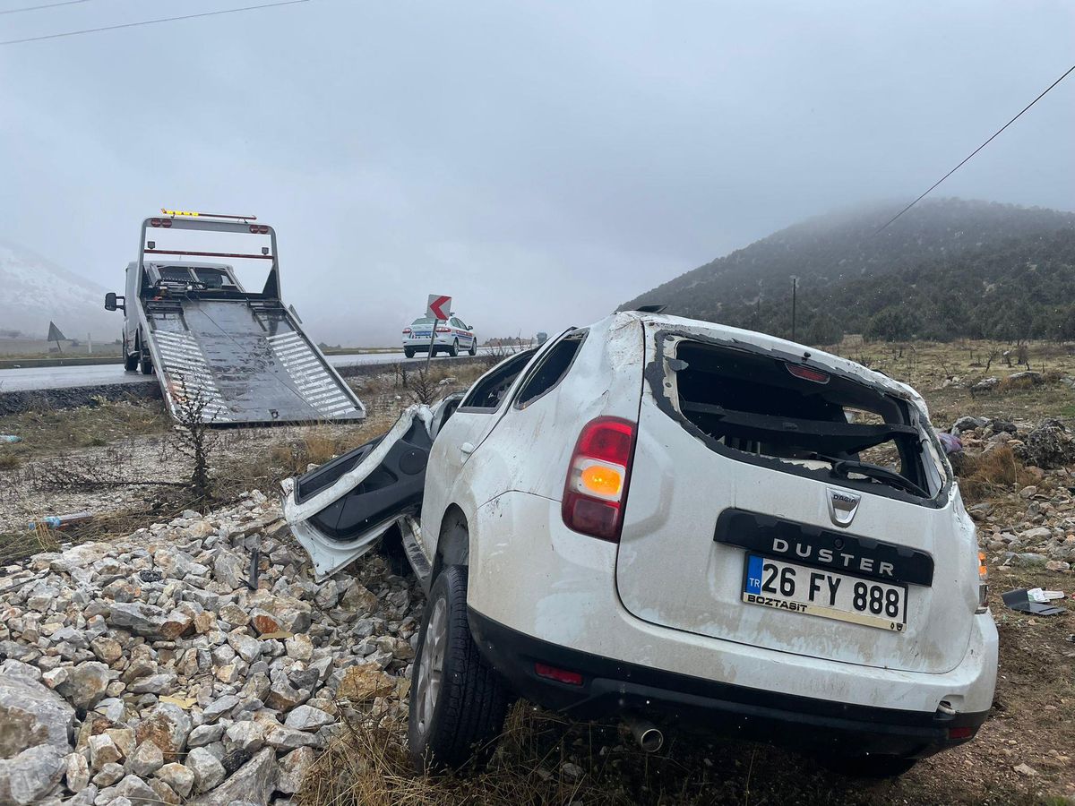 Son dakika haberi: Afyonkarahisar\'da devrilen otomobildeki 1 kişi öldü, 1 kişi yaralandı