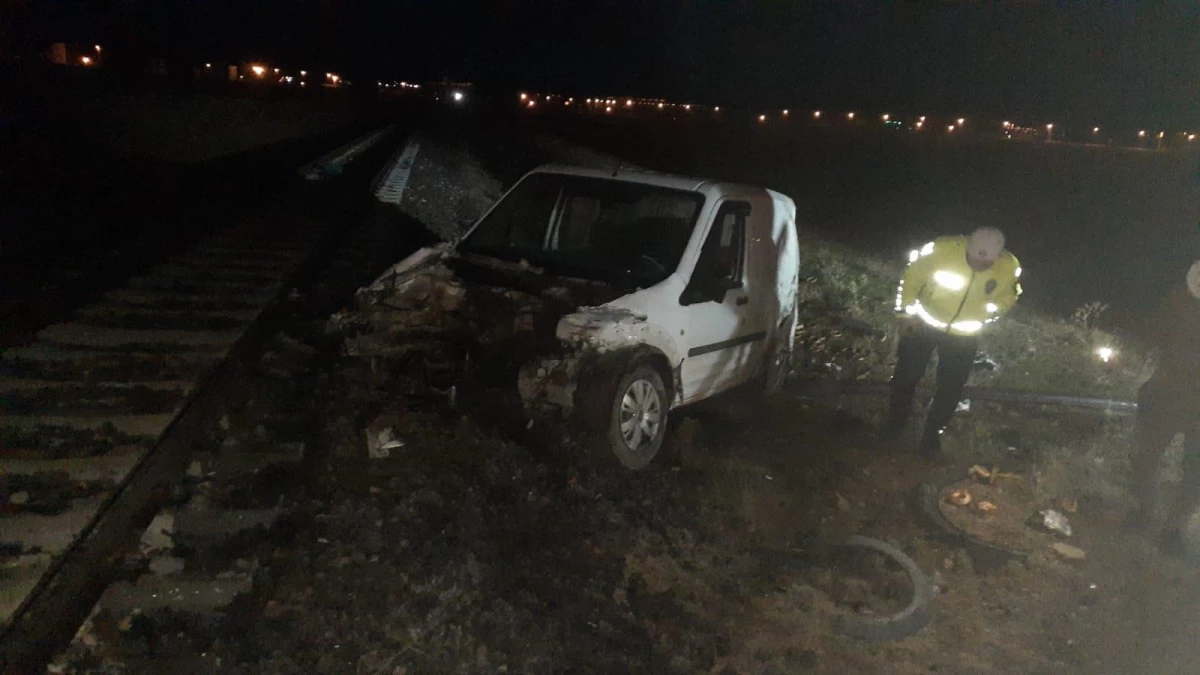 Afyonkarahisar\'da hareket halindeki yük trenine çarpan hafif ticari aracın sürücüsü yaralandı