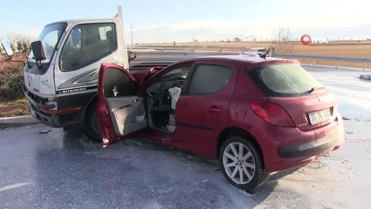 Aksaray'da bir otomobil süt taşıyan kamyonetle çarpıştı: 2 yaralı