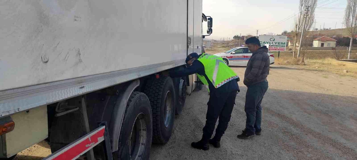 Aksaray jandarmadan kış lastiği uygulaması