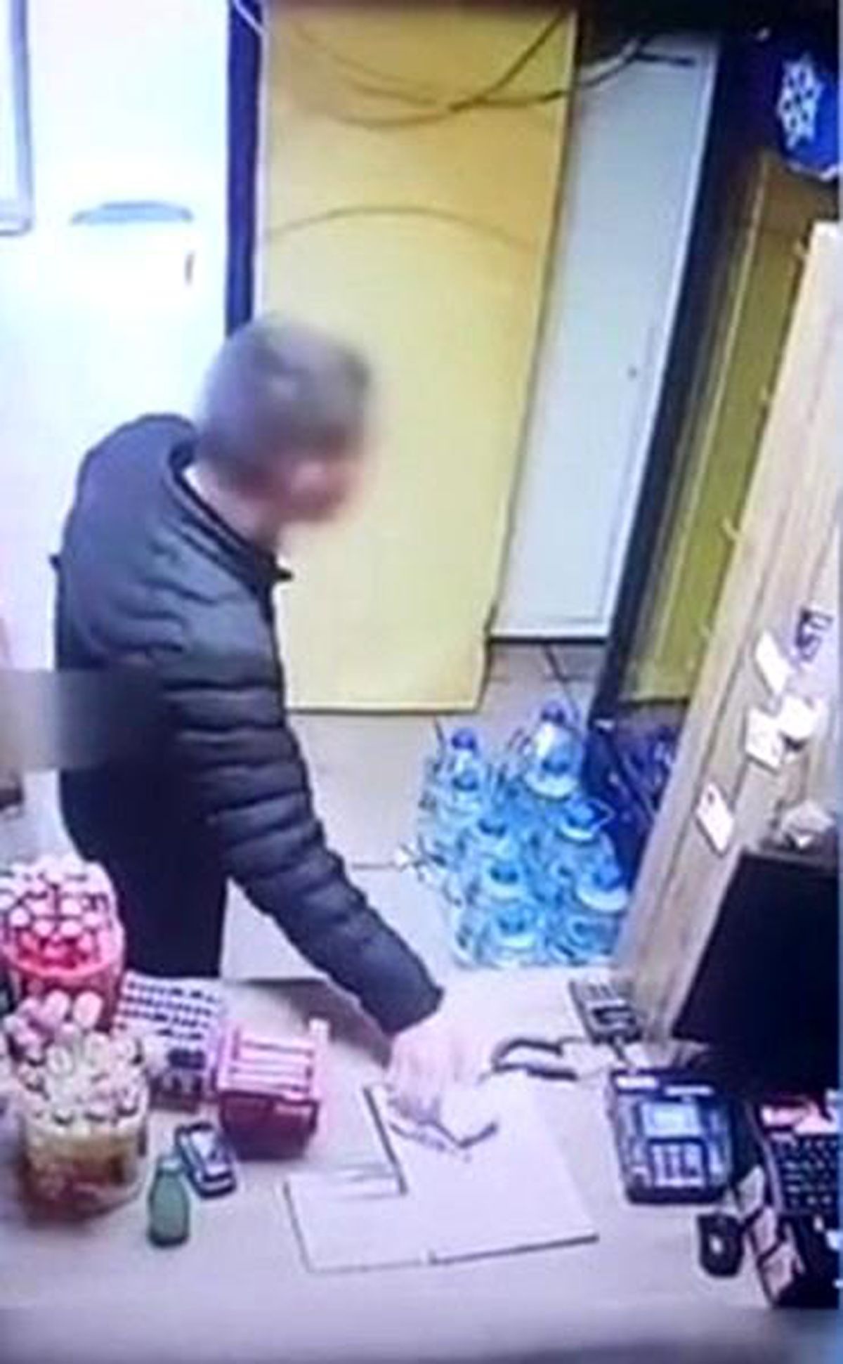 Ataşehir'de tekel bayiinde telefon hırsızlığı kamerada