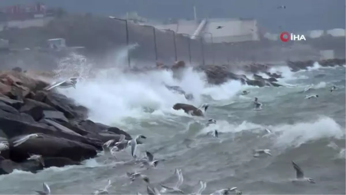 Bandırma'da etkili olan fırtına deniz ulaşımını olumsuz etkiliyor