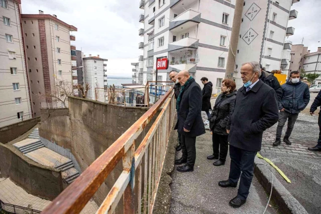Başkan Soyer, istinat duvarının çöktüğü sitede inceleme yaptı