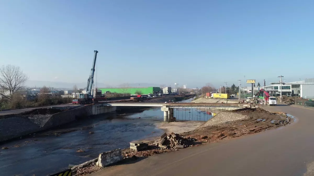 Başyiğit Caddesi ile Kanal Yolu Caddelerini birbirine bağlayacak köprüde kiriş montajı yapıldı