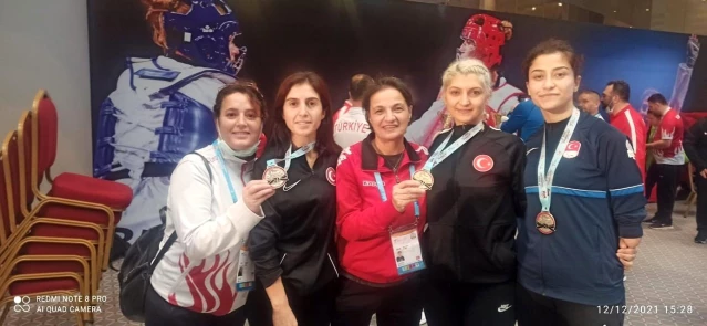 Burhaniyeli kadın antrenörün madalya sevinci