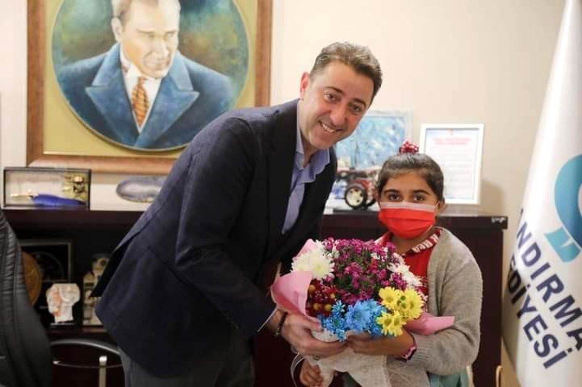 Çocuklardan kendi ürettikleri zeytinyağını hediye etti