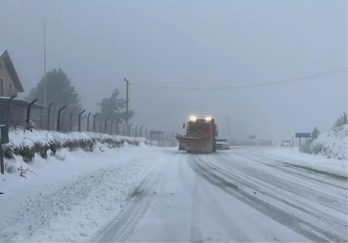 Domaniç'te kar yağışı, ulaşımı aksattı
