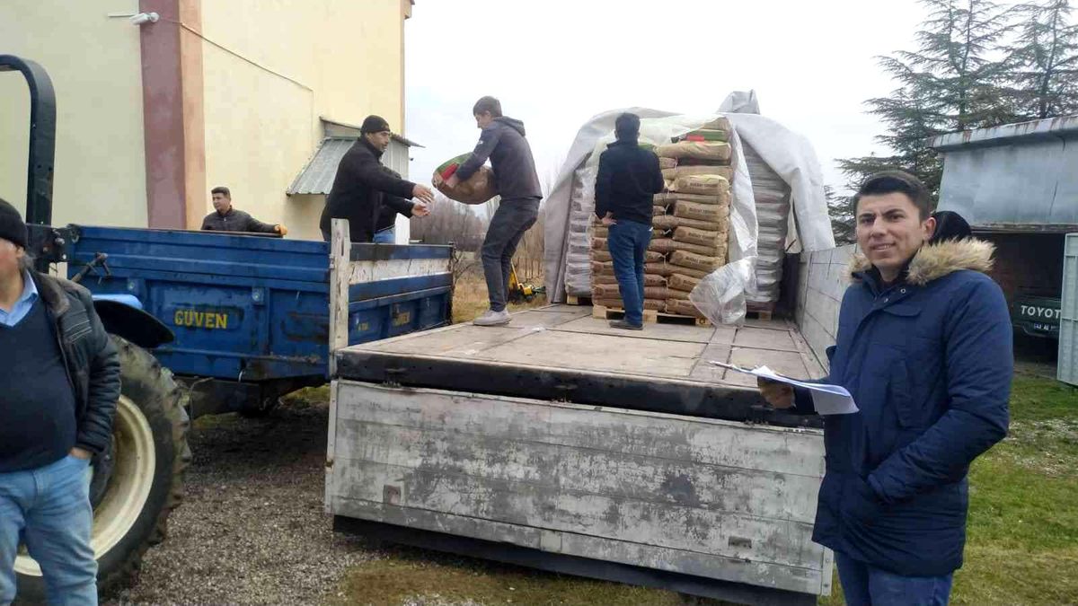 Dumlupınar\'da çiftçilere buğday tohumu desteği