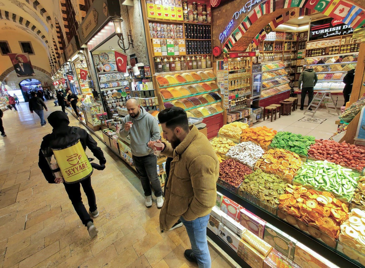 Dünya Çay Günü\'nde Mısır Çarşısı\'na gelenler kış çayı ile ısındı