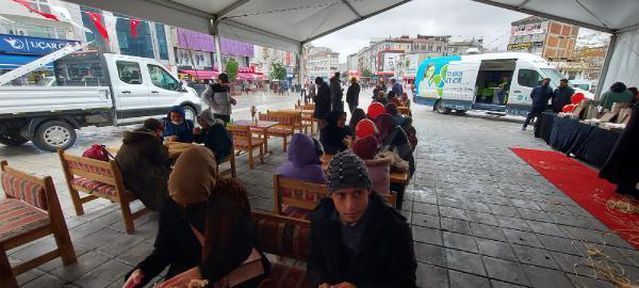 Dünya Çay Günü'nde vatandaşlara 73 çeşit çay ikram edildi