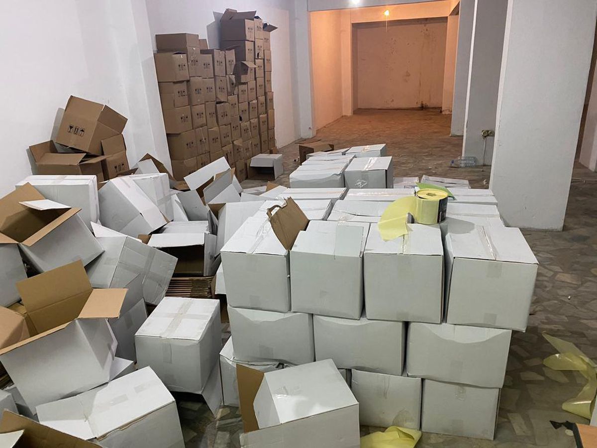 Son dakika haberleri... Emniyetin yılbaşı öncesi sahte içki ürettiği tespit edilen 60 şüpheliye yönelik ülke genelinde başlattığı "Zehir" operasyonunda 31 bin 343 litre...