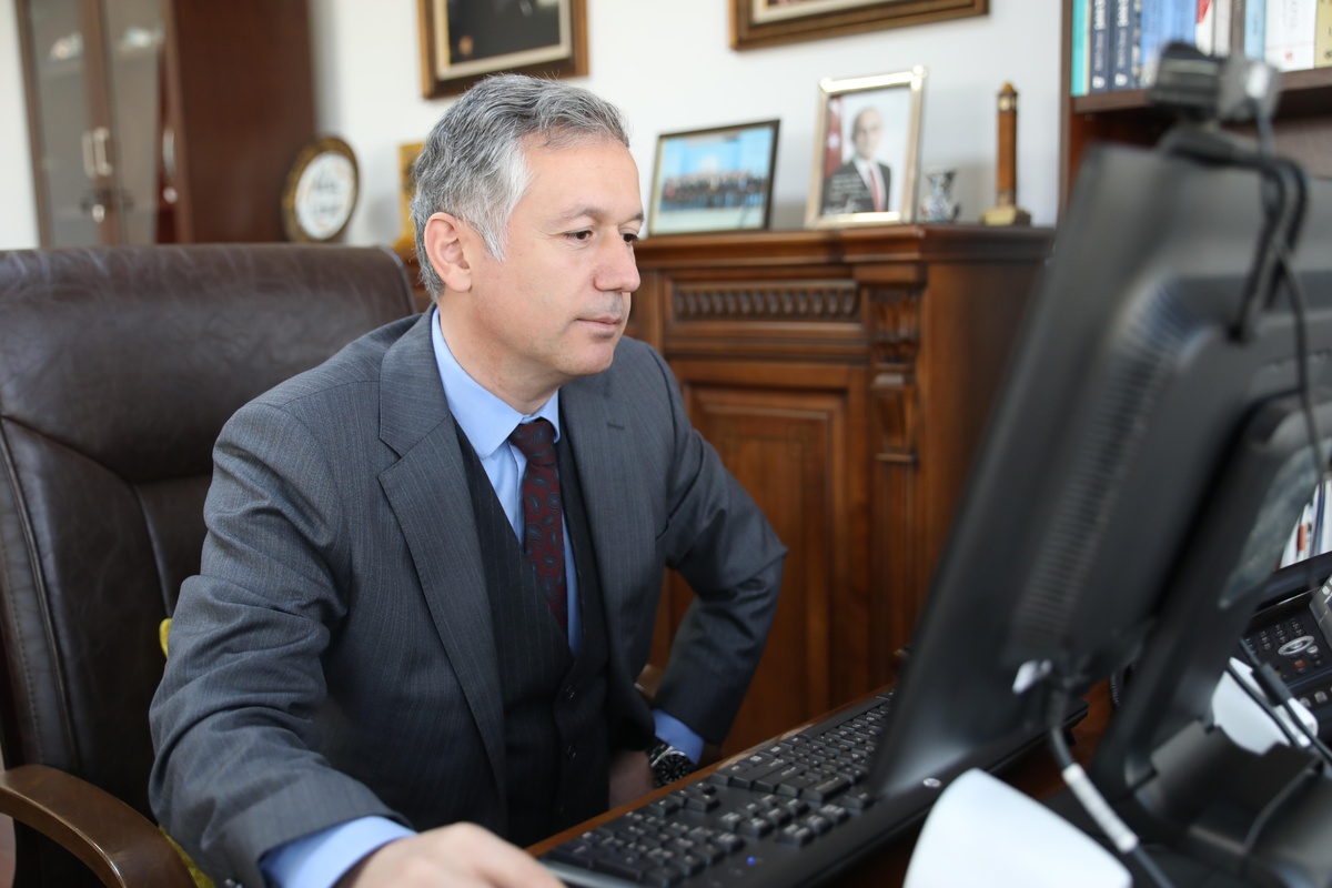 Erbil Başkonsolosu Karaçay\'ın "Yılın Fotoğrafları"nda tercihi "Sağlık çalışanlarının şefkatli elleri" oldu