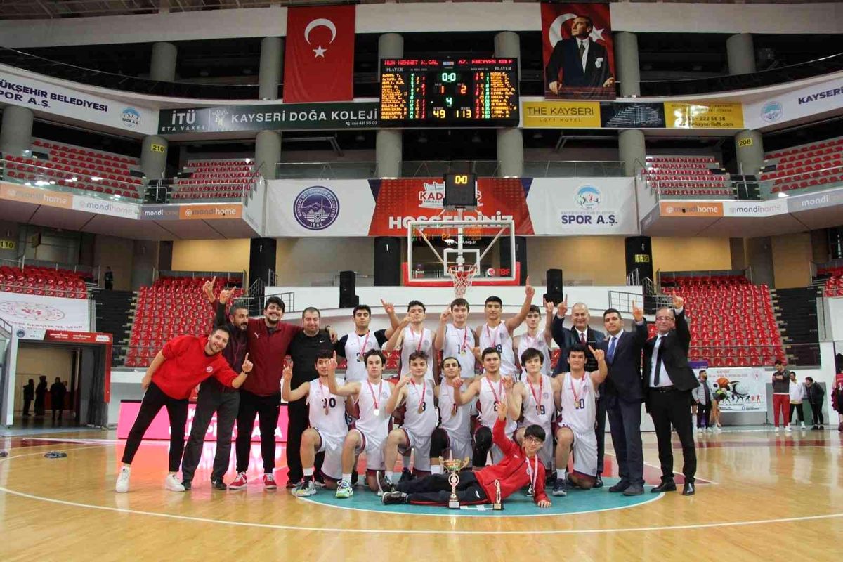 Erciyes Koleji\'nin gençleri şampiyon oldu