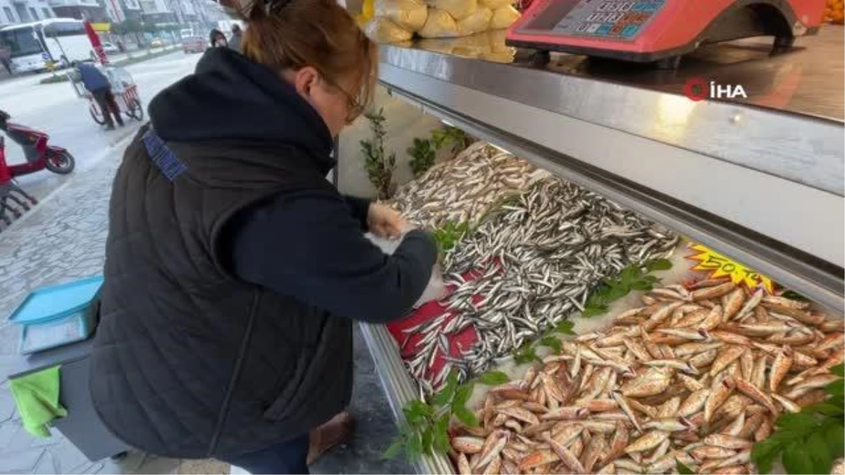 Eşi denizde, kendisi de tezgahta mesai yapıyor