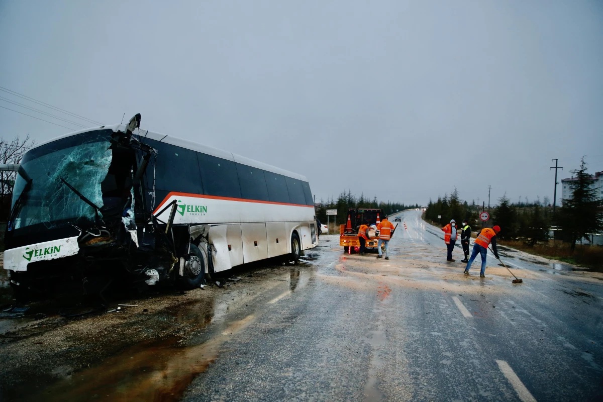 Eskişehir\'de servis otobüsü ile traktörün çarpışması sonucu 1 kişi yaralandı
