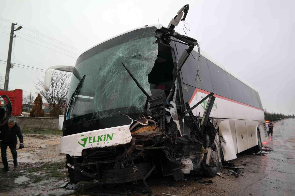 Eskişehir\'de traktör ve servis aracı çarpıştı, 1 yaralı