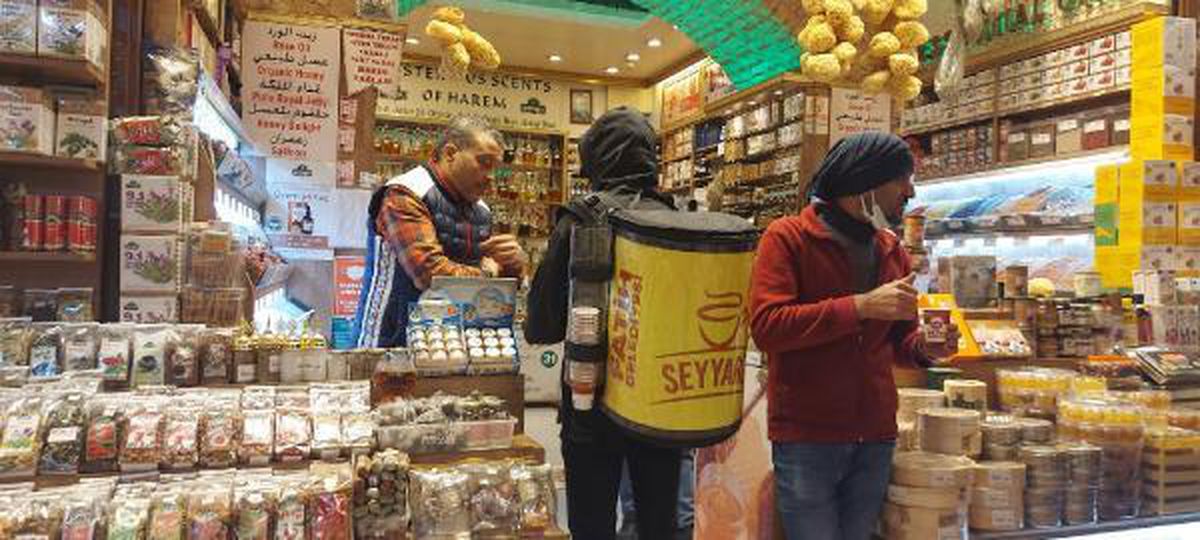FATİH\'DE DÜNYA ÇAY GÜNÜ\'NDE KIŞ ÇAYI DAĞITILDI