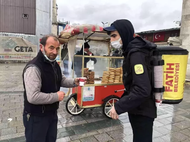 Fatih'te Uluslararası Çay Günü'nde 2 bin 500 kış çayı dağıtıldı