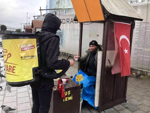 Fatih'te Uluslararası Çay Günü'nde 2 bin 500 kış çayı dağıtıldı