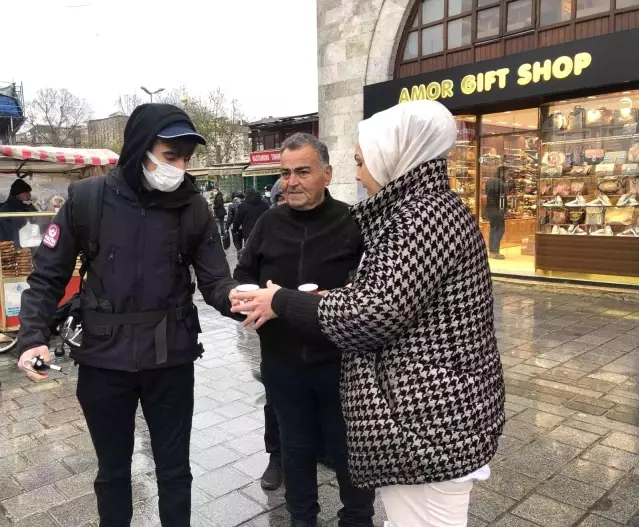 Fatih'te Uluslararası Çay Günü'nde 2 bin 500 kış çayı dağıtıldı